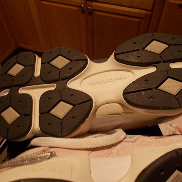 New Balance Women's Blush and Cream 9060 - Picture 4 of 5